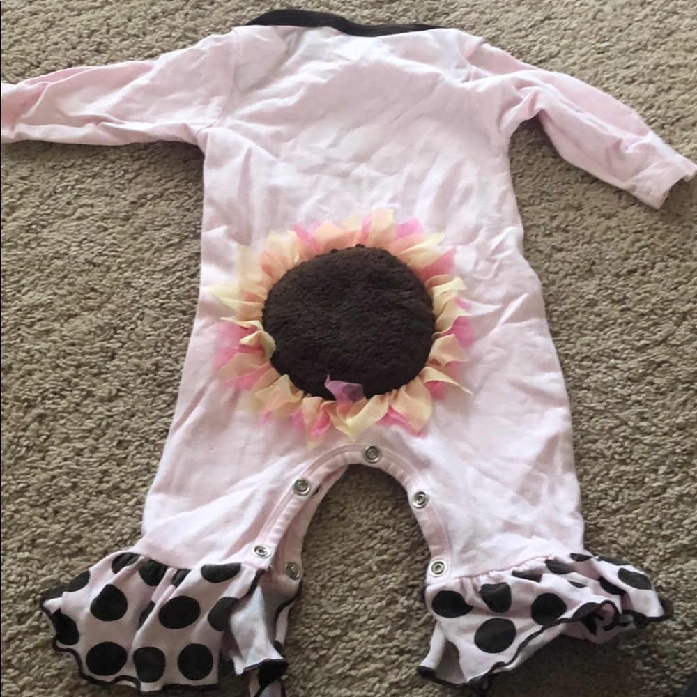 A one piece outfit - Picture 2 of 2